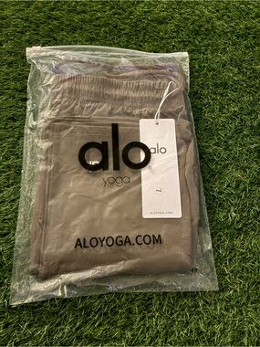 ALO Yoga Men's Shorts Army Green